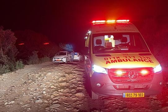 כוחות משטרה ומד"א בזירת הרצח בעוספיא (צילום: תיעוד מבצעי מד"א)
