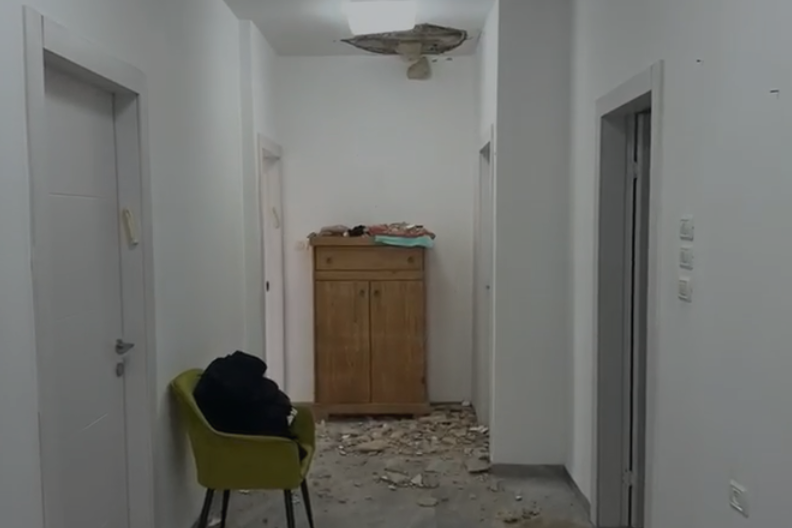נזק מפגיעה בבית בשלומי (צילום מסך מסרטון: מד"א מבצעי)