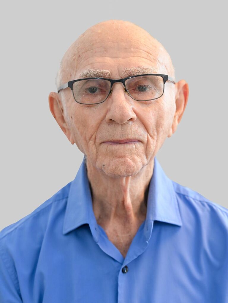 סעדיה בהט: רתך במספנת צוללות הנאצים שהפך למהנדס ברפא"ל וזכה בפרס ביטחון ישראל (צילום: יד ושם)