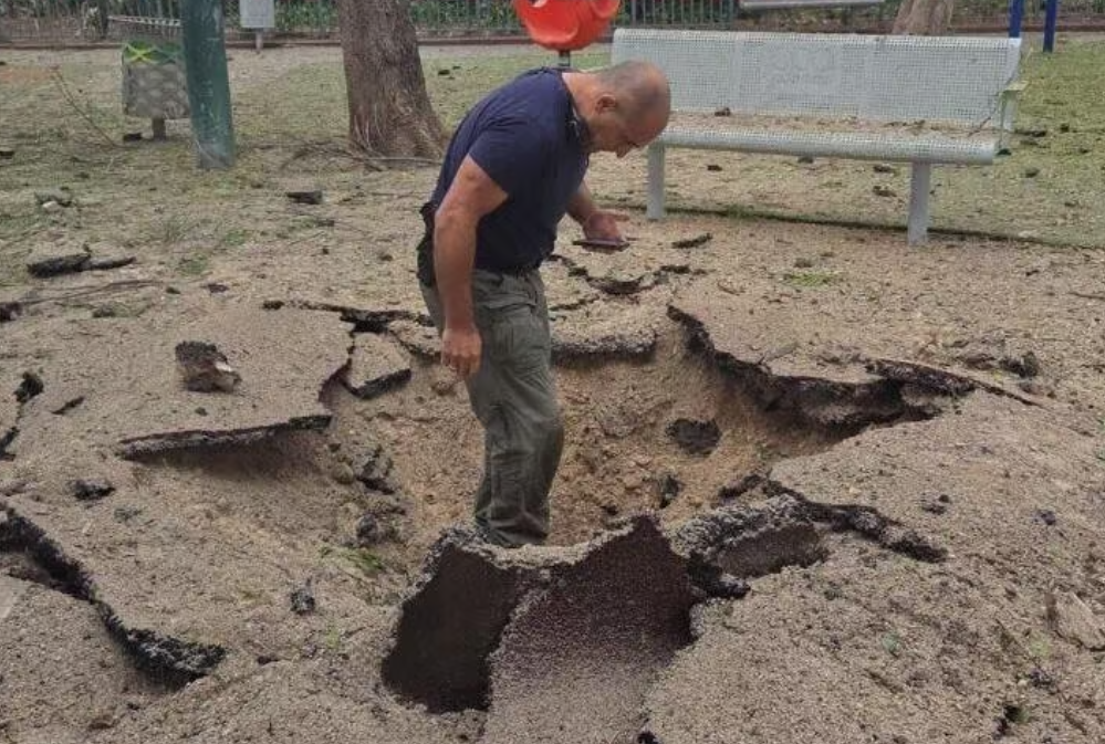 נזק בגן שעשועים בפתח תקווה (צילום: סעיף 27א לפי חוק זכויות יוצרים) נזק בגן שעשועים בפתח תקווה (צילום: סעיף 27א לפי חוק זכויות יוצרים)