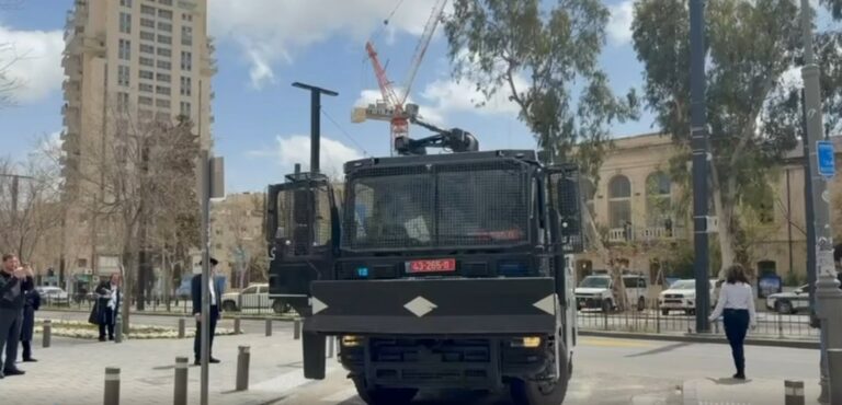מחאה בסמוך ללשכת הגיוס בירושלים (צילום: דוברת המשטרה)