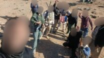 אנשי בסיג' מצטלמים לתמונת ניצחון עם שברי מטוס אמריקאי שנמצאו באיראן, אחרי חילוץ הנווט האמריקאי (צילום: טלגרם)
