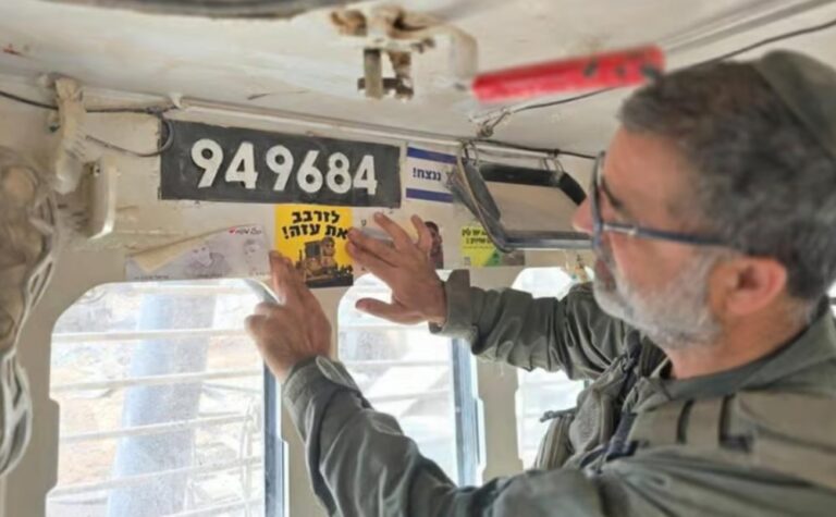 הרב אברהם זרביב עם סטיקר (צילום: פייסבוק)