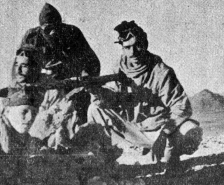 שמעון חבשוש תרשיש (כנראה מימין) כסייר בצה"ל (מתוך אתר גל-עד של המועצה האזורית עמק הירדן)