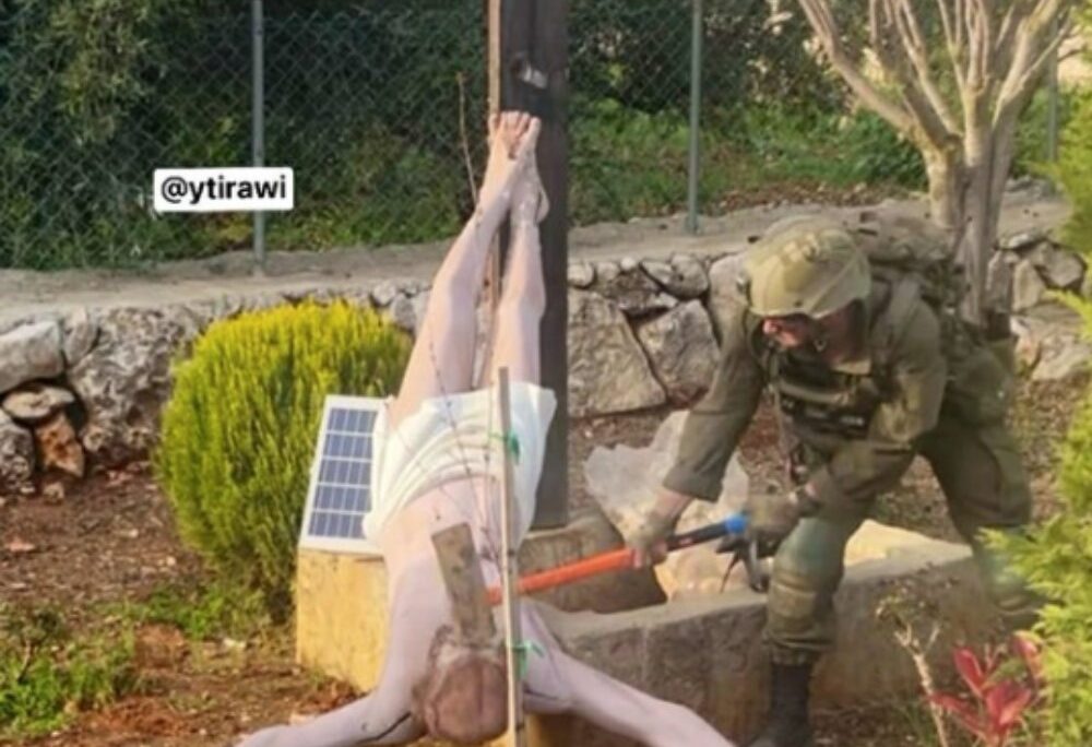 תיעוד של חייל משחית פסל של ישו בדרום לבנון (צילום מסך) תיעוד של חייל משחית פסל של ישו בדרום לבנון (צילום מסך)