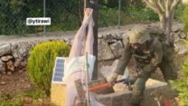 תיעוד של חייל משחית פסל של ישו בדרום לבנון (צילום מסך)