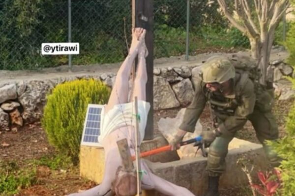תיעוד של חייל משחית פסל של ישו בדרום לבנון (צילום מסך)