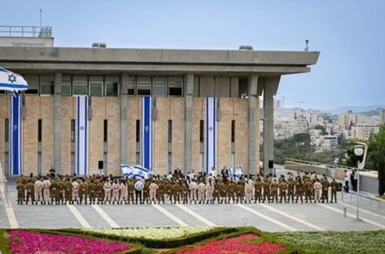 120 המצטיינים והמצטיינות ברחבת הכנסת (צילום: נועם מושקוביץ/דוברות הכנסת)