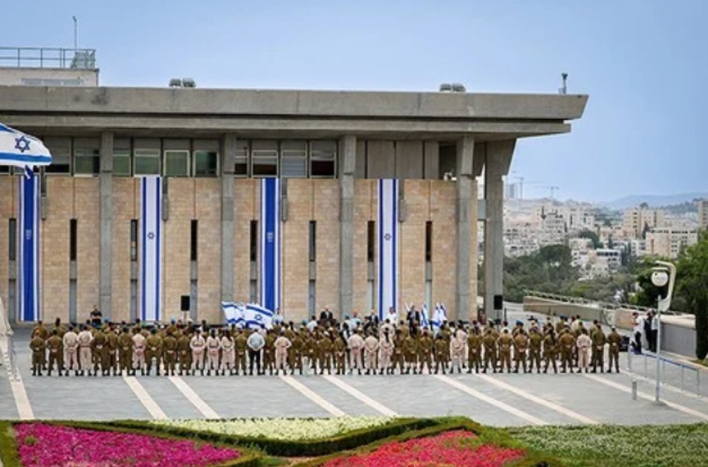 120 המצטיינים והמצטיינות ברחבת הכנסת (צילום: נועם מושקוביץ/דוברות הכנסת) 120 המצטיינים והמצטיינות ברחבת הכנסת (צילום: נועם מושקוביץ/דוברות הכנסת)