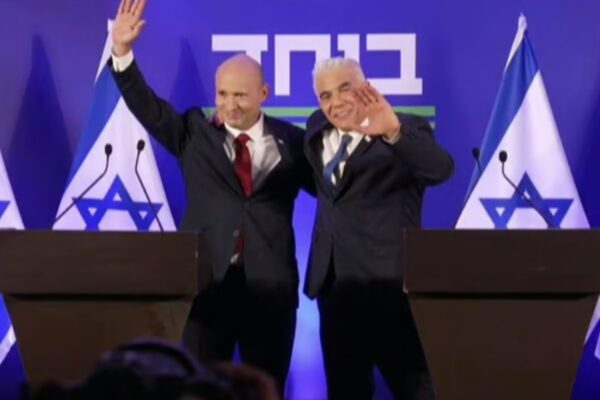 יאיר לפיד (מימין) ונפתלי בנט במסיבת עיתונאים משותפת שבה הודיעו על איחוד (צילום: לע"מ)