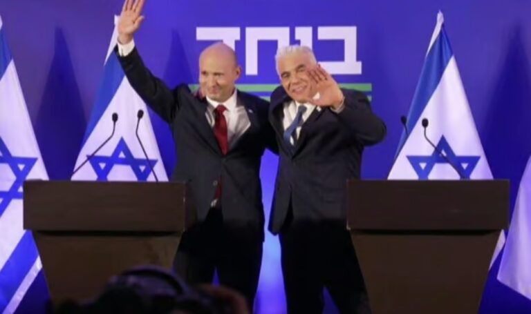 יאיר לפיד (מימין) ונפתלי בנט במסיבת עיתונאים משותפת שבה הודיעו על איחוד (צילום: לע"מ)