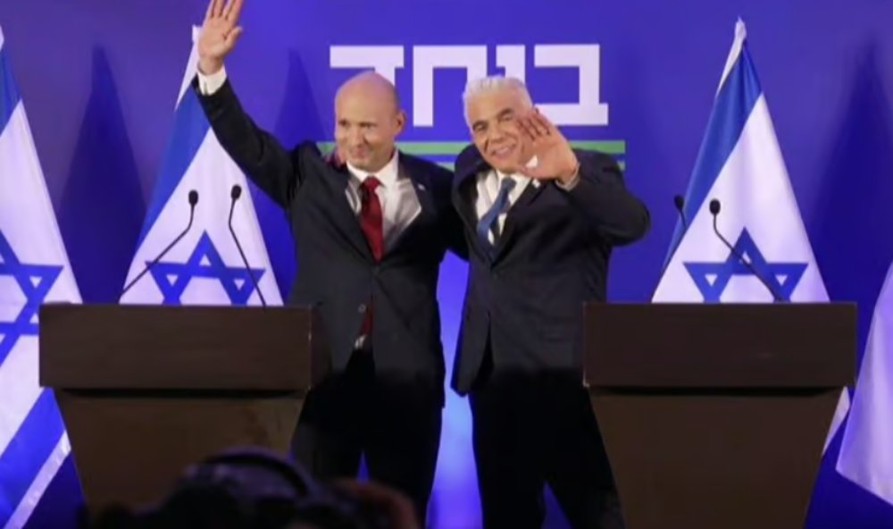 יאיר לפיד (מימין) ונפתלי בנט במסיבת עיתונאים משותפת שבה הודיעו על איחוד (צילום: לע"מ) יאיר לפיד (מימין) ונפתלי בנט במסיבת עיתונאים משותפת שבה הודיעו על איחוד (צילום: לע"מ)