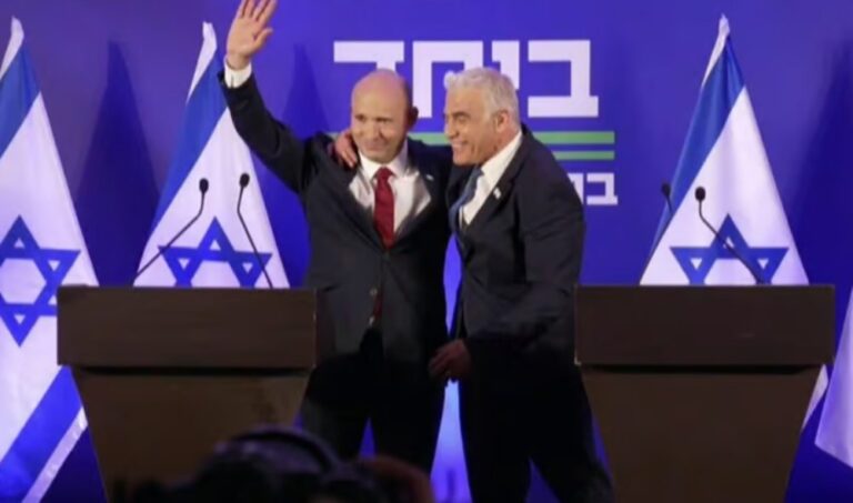 יאיר לפיד (מימין) ונפתלי בנט במסיבת עיתונאים משותפת שבה הודיעו על איחוד (צילום: לע"מ)