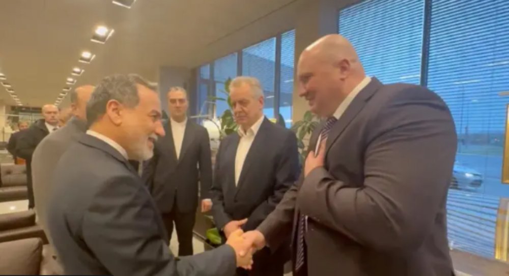 שר החוץ האיראני עבאס ערקאצ'י בסנט פטרסבורג (צילום: רויטרס)