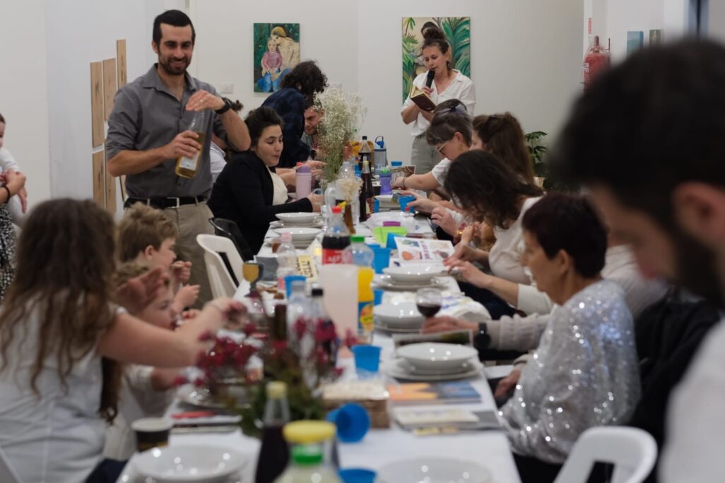 סדר פסח בקיבוץ רביד בגליל התחתון (צילום: דוד טברסקי) סדר פסח בקיבוץ רביד בגליל התחתון (צילום: דוד טברסקי)