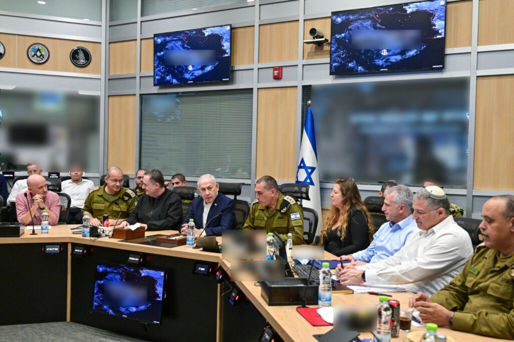 ראש הממשלה בנימין נתניהו בהערכת מצב בקריה (צילום: קובי גדעון/ לע"מ) ראש הממשלה בנימין נתניהו בהערכת מצב בקריה (צילום: קובי גדעון/ לע"מ)