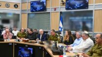 ראש הממשלה בנימין נתניהו בהערכת מצב בקריה (צילום: קובי גדעון/ לע"מ)