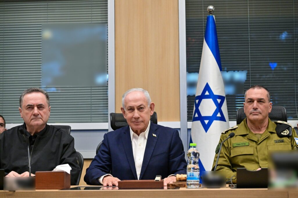 ראש הממשלה בנימין נתניהו בהערכת מצב בקריה בתל אביב, לצד הרמטכ"ל אייל זמיר ושר הביטחון ישראל כ"ץ (צילום: קובי גדעון/ לע"מ)