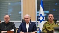 ראש הממשלה בנימין נתניהו בהערכת מצב בקריה בתל אביב, לצד הרמטכ"ל אייל זמיר ושר הביטחון ישראל כ"ץ (צילום: קובי גדעון/ לע"מ)