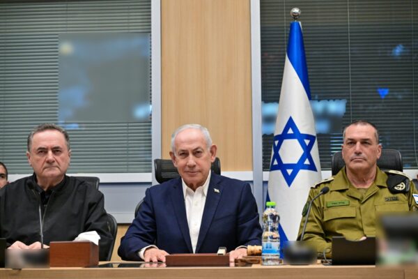 ראש הממשלה בנימין נתניהו בהערכת מצב בקריה בתל אביב, לצד הרמטכ"ל אייל זמיר ושר הביטחון ישראל כ"ץ (צילום: קובי גדעון/ לע"מ)