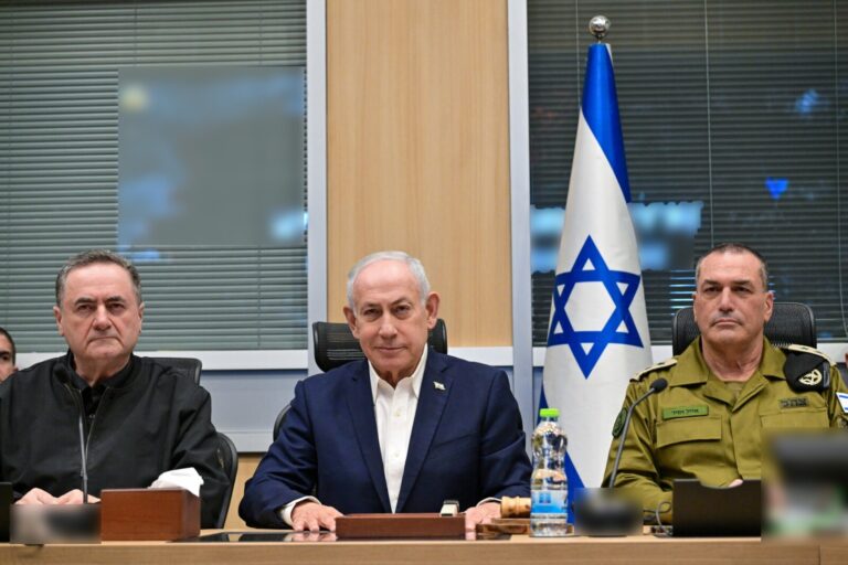 ראש הממשלה בנימין נתניהו בהערכת מצב בקריה בתל אביב, לצד הרמטכ"ל אייל זמיר ושר הביטחון ישראל כ"ץ (צילום: קובי גדעון/ לע"מ)