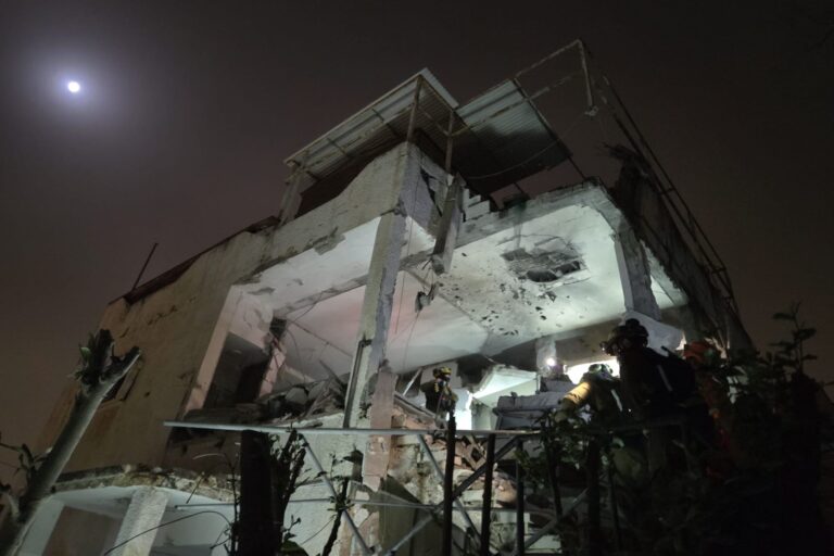 קריסת מבנה ברמת גן כתוצאה מירי מאיראן (צילום: כבאות והצלה)
