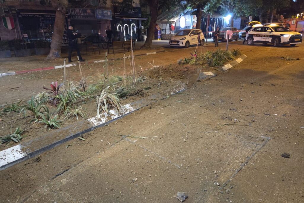 נזק לרחוב בגבעתיים מירי באיראן (צילום: כבאות והצלה)