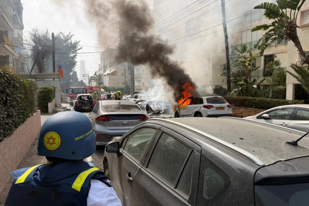 מכונית עולה באש בזירת נפילה במרכז הארץ (צילום: תיעוד מבצעי מד"א)