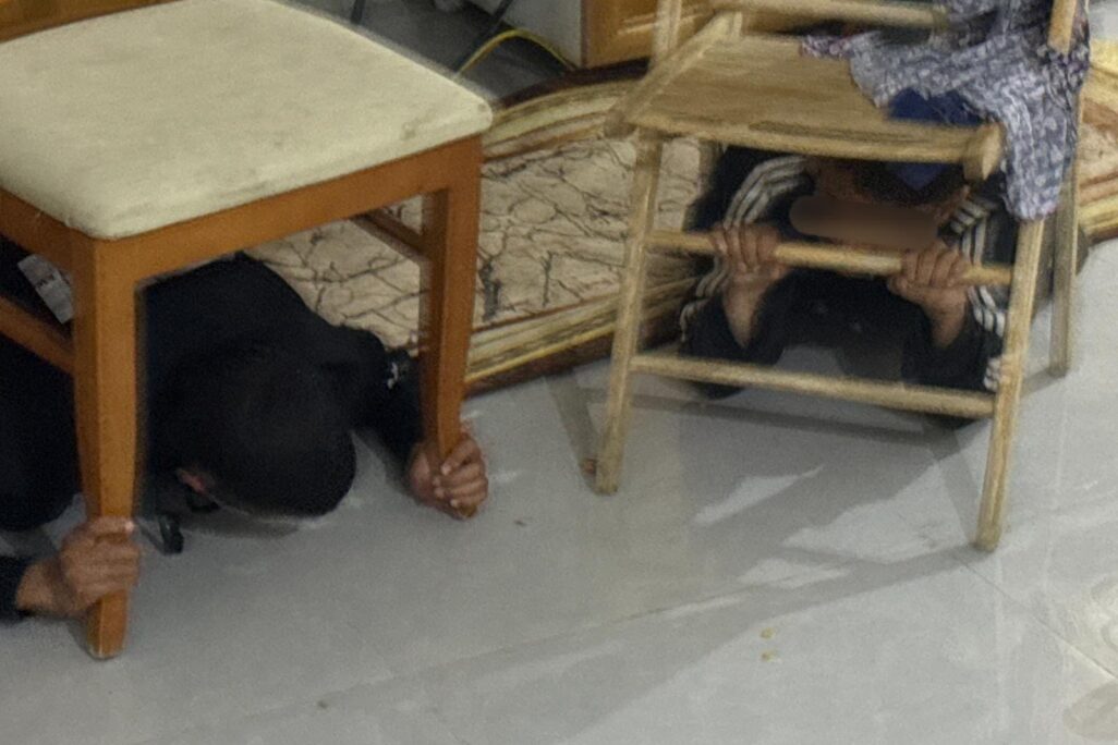 ילדים מתחבאים בכפר הלא מוכר בנגב ואדי אל נעם (צילום: המועצה לכפרים לא מוכרים) ילדים מתחבאים בכפר הלא מוכר בנגב ואדי אל נעם (צילום: המועצה לכפרים לא מוכרים)
