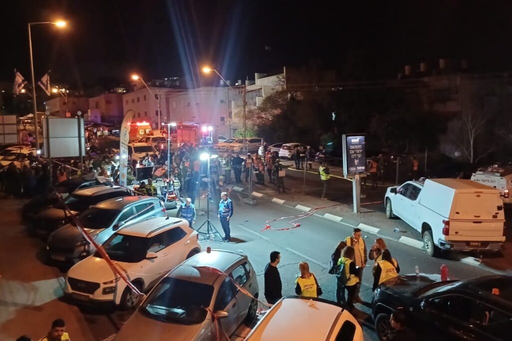 כוחות החילוץ וההצלה בזירת הנפילה בחיפה (צילום: אמיתי פרץ) כוחות החילוץ וההצלה בזירת הנפילה בחיפה (צילום: אמיתי פרץ)