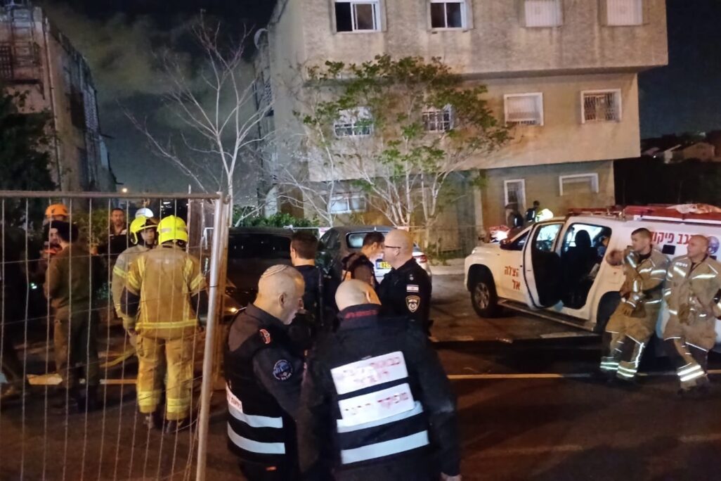 כוחות הביטחון וההצלה בזירת הפגיעה של טיל איראני בחיפה (צילום: אמיתי פרץ) כוחות הביטחון וההצלה בזירת הפגיעה של טיל איראני בחיפה (צילום: אמיתי פרץ)