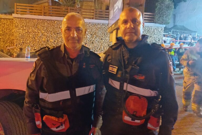 מפקד התחנה טפסר משנה קובי מזרחי (מימין) ודובר מחוז חוף רב רשף אילן אוחנה (צילום: אמיתי פרץ)