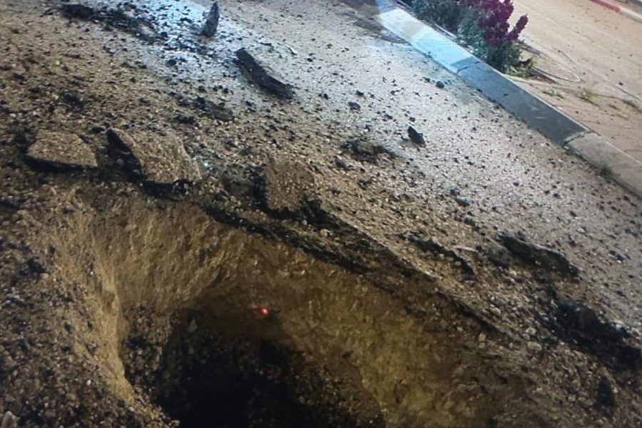 זירת פגיעת טיל איראני בבאר שבע (צילום: תיעוד מבצעי מד"א) זירת פגיעת טיל איראני בבאר שבע (צילום: תיעוד מבצעי מד"א)