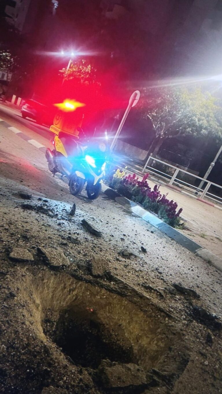 זירת פגיעת טיל איראני בבאר שבע (צילום: תיעוד מבצעי מד"א)