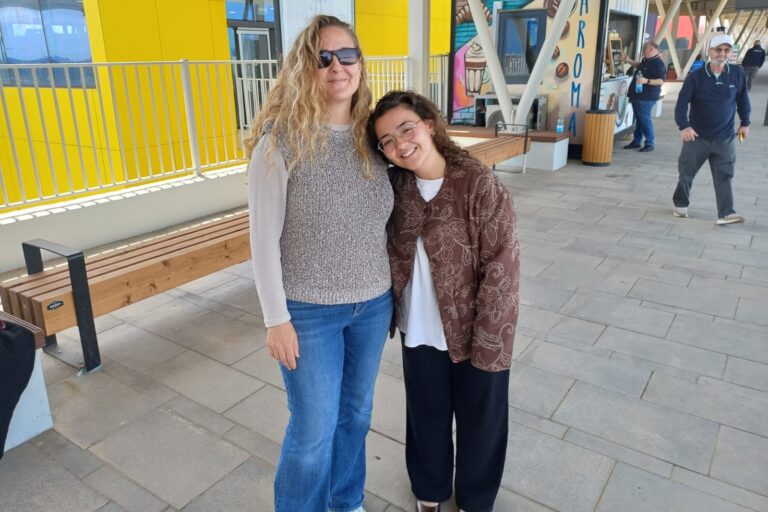 אורין כהן (מימין) ואימה ענת ברציפי השאטל. "לא חושבת שאחזור לכאן" (צילום: אמיתי פרץ)