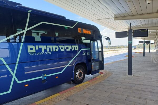 השאטל של הנתיב המהיר (צילום: אמיתי פרץ)