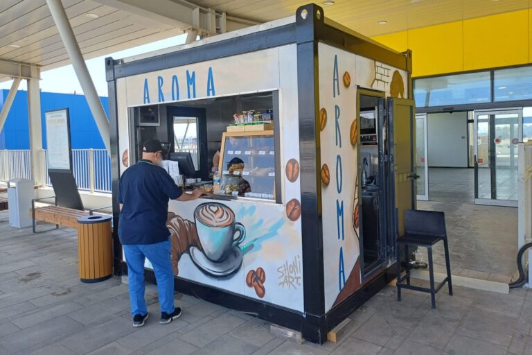 דוכן הקפה בחניון שפיים (צילום: אמיתי פרץ)