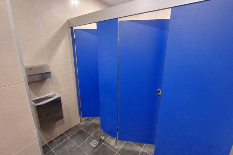 השירותים בחניון שפיים. צפוף ולא אסתטי, אבל מספיק טוב (צילום: אמיתי פרץ)