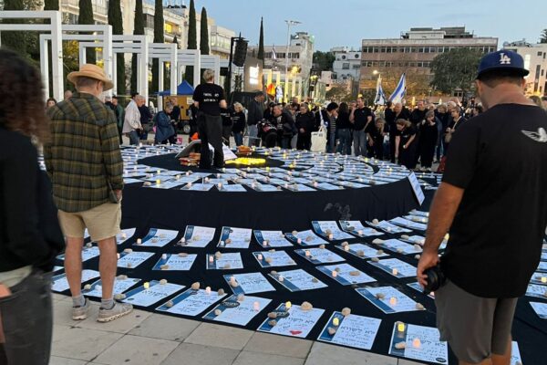 מיצג של ארגון 'מועצת אוקטובר' בכיכר הבימה (צילום: ללא קרדיט)