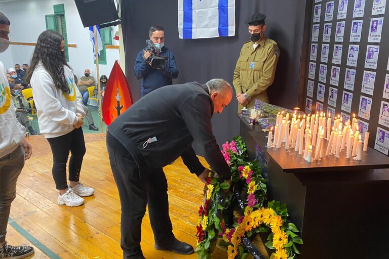 ווליד מולא בטקס יום הזיכרון בבית יד לבנים בירכא (תמונה: באדיבות ווליד מולא)