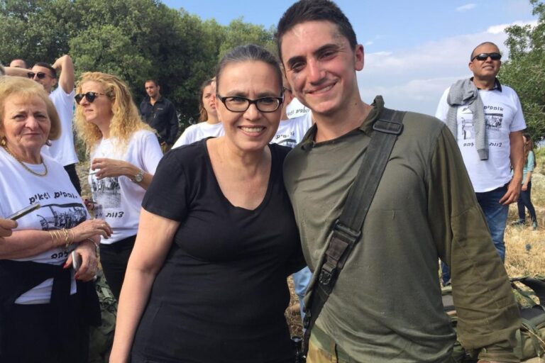 רס"ן שילה הר-אבן עם אמו אינגריד. "הוא הבין את נפש האדם" (צילום: אלבום פרטי)