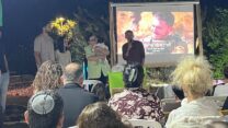 מפגש לזכר רס"ן שילה הר-אבן בבית משפחתו ביישוב עלמון, במסגרת מיזם 'מנציחים ביחד'. אמו של שילה, אינגריד (שנייה מימין), נושאת תינוק שנקרא על שם שילה (צילום: אלבום פרטי)