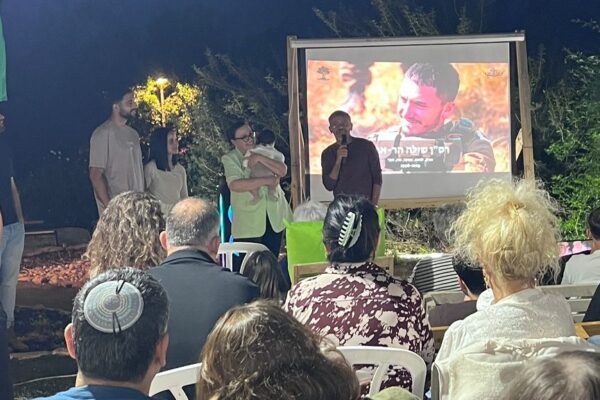 מפגש לזכר רס"ן שילה הר-אבן בבית משפחתו ביישוב עלמון, במסגרת מיזם 'מנציחים ביחד'. אמו של שילה, אינגריד (שנייה מימין), נושאת תינוק שנקרא על שם שילה (צילום: אלבום פרטי)