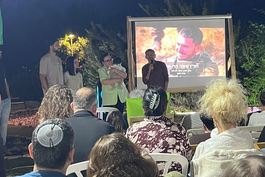 מפגש לזכר רס"ן שילה הר-אבן בבית משפחתו ביישוב עלמון, במסגרת מיזם 'מנציחים ביחד'. אמו של שילה, אינגריד (שנייה מימין), נושאת תינוק שנקרא על שם שילה (צילום: אלבום פרטי)