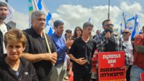 ראש העיר קריית שמונה אביחי שטרן בהפגנה של תושבי קריית שמונה נגד הפסקת האש עם חיזבאללה בירושלים (צילום: מאיה רונן)