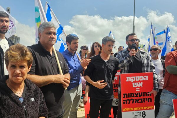 ראש העיר קריית שמונה אביחי שטרן בהפגנה של תושבי קריית שמונה נגד הפסקת האש עם חיזבאללה בירושלים (צילום: מאיה רונן)