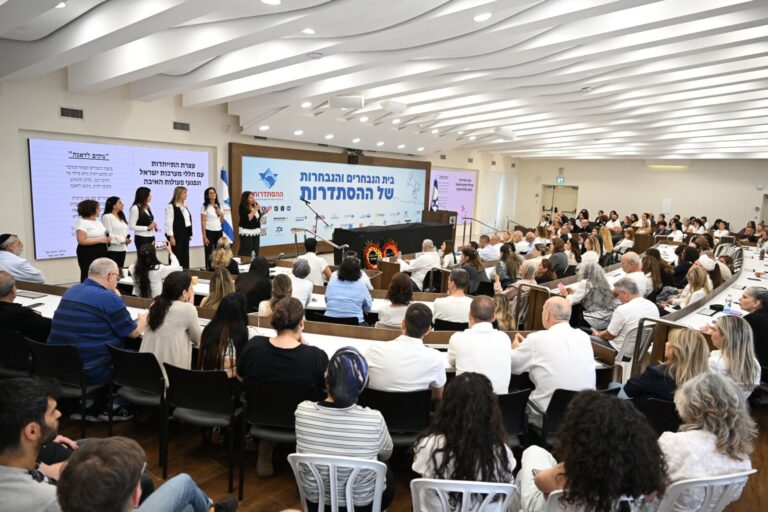 טקס יום הזכרון לחללי מערכות ישראל ונפגעי פעולות האיבה בבית ההסתדרות (צילום: קובי קואנקס)