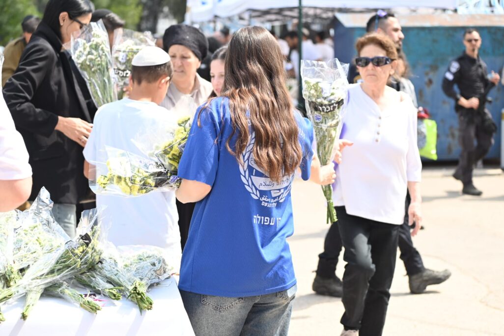 מבצע 'זר לנופל' של הנוער העובד והלומד בבית העלמין הצבאי בעפולה (צילום: אור גואטה) מבצע 'זר לנופל' של הנוער העובד והלומד בבית העלמין הצבאי בעפולה (צילום: אור גואטה)