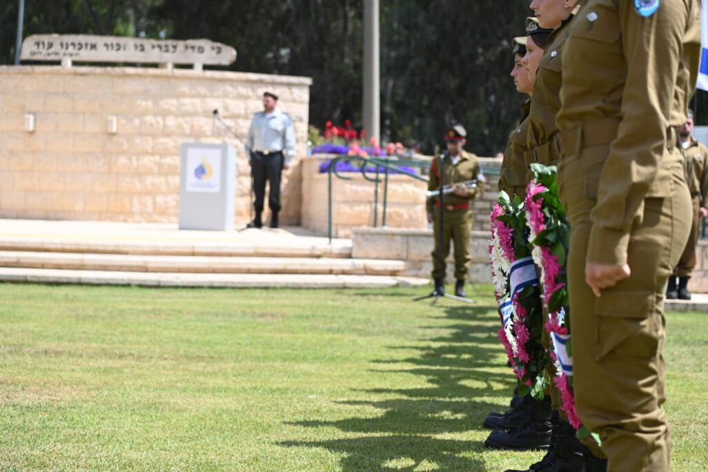 טקס יום הזיכרון בבית העלמין הצבאי בעפולה (צילום: אור גואטה) טקס יום הזיכרון בבית העלמין הצבאי בעפולה (צילום: אור גואטה)