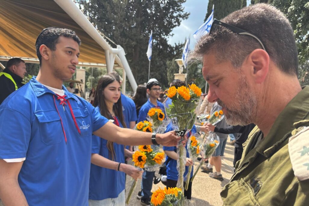 מבצע 'זר לנופל' בבית העלמין הצבאי בכרמיאל (צילום: הנוער העובד והלומד) מבצע 'זר לנופל' בבית העלמין הצבאי בכרמיאל (צילום: הנוער העובד והלומד)